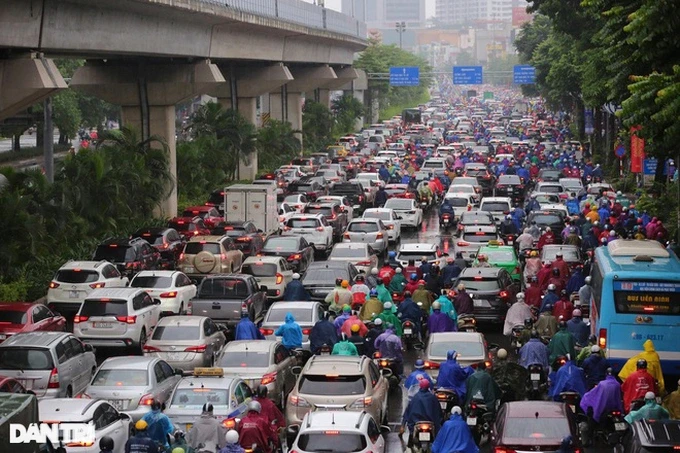 Hình ảnh các phương tiện di chuyển trên đường Nguyễn Trãi (đoạn gần nút giao Ngã Tư Sở) khi chưa phân làn (Ảnh tư liệu).