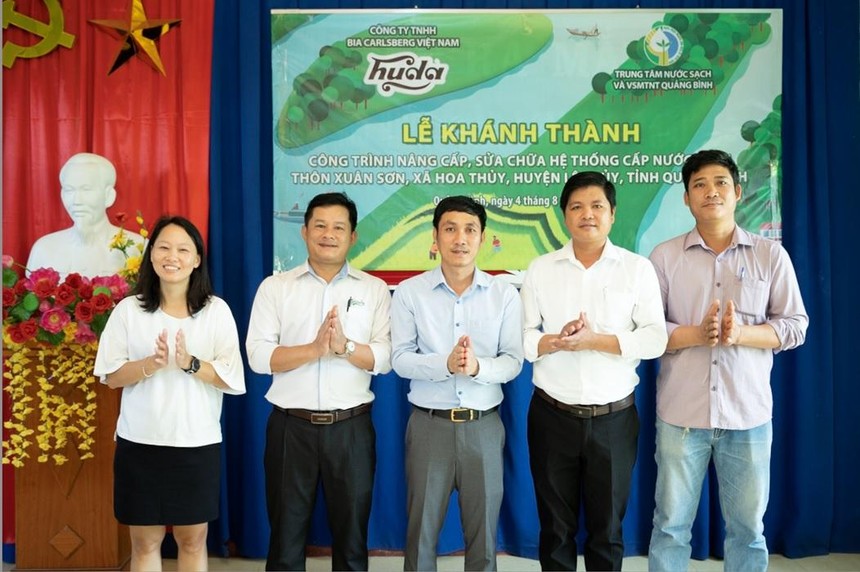 Đại diện chính quyền địa phương, Trung tâm Nước sạch và VSMT nông thôn tỉnh Quảng Bình và Công ty bia Carlsberg Việt Nam chính thức khánh thành Công trình nước sạch tại xã Hoa Thủy, Quảng Bình.