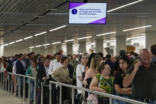 Hành khách xếp hàng chờ làm thủ tục lên máy bay tại sân bay Schiphol ngày 21/6/2022. (Nguồn: AP)