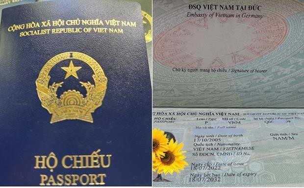 Mẫu hộ chiếu mới màu xanh tím than. (Nguồn: TTXVN)