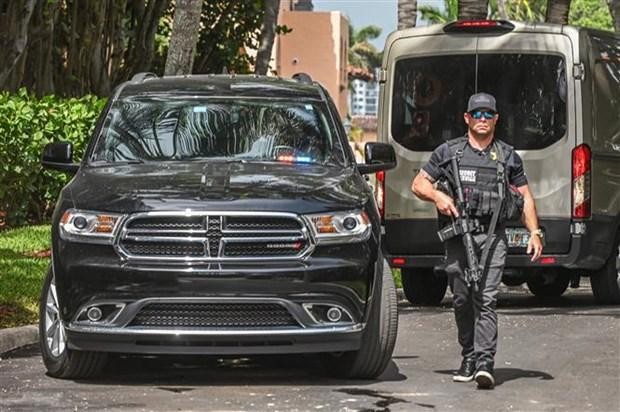 Nhân viên Sở Mật vụ Mỹ gác bên ngoài tư dinh Mar-A-Lago của cựu Tổng thống Donald Trump ở Palm Beach, Florida (Mỹ), ngày 9/8/2022. (Ảnh: AFP/TTXVN).
