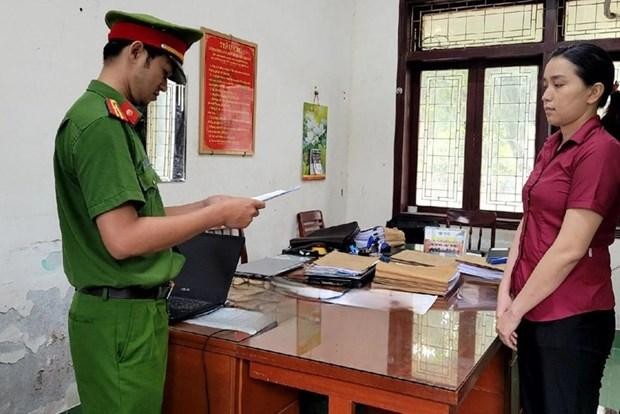 Công an thực hiện lệnh bắt tạm giam đối với Nguyễn Thị Phương. (Ảnh do Công an cung cấp).