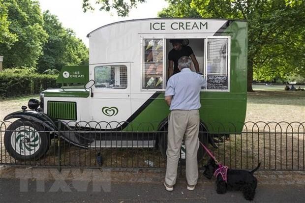 Người dân mua kem giải nhiệt tại London, Anh. (Ảnh: THX/TTXVN).