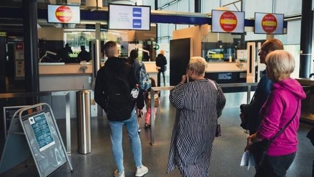 Du khách Nga được kiểm tra thị thực tại cửa khẩu Phần Lan. (Nguồn: AFP/Getty Images).