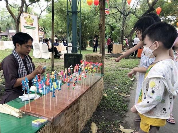 Tò he - đồ chơi dân gian trẻ em thu hút các du khách nhỏ tuổi đến Khu du lịch Văn Thánh, quận Bình Thạnh, Thành phố Hồ Chí Minh. (Ảnh: Mỹ Phương/TTXVN).
