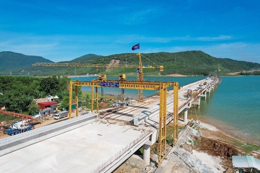 Cầu Yên Mỹ dài gần 1 km trên cao tốc Quốc lộ 45 - Nghi Sơn.