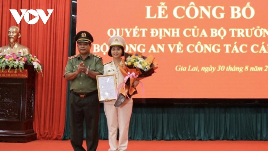 Trung tá H'Bơ Khắp nhận quyết định bổ nhiệm của Bộ Công an. (Ảnh: Nguyễn Thảo).