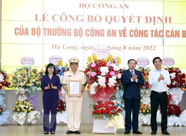 Lãnh đạo tỉnh Quảng Ninh tặng hoa chúc mừng Đại tá Đinh Văn Nơi. (Ảnh: TTXVN phát).