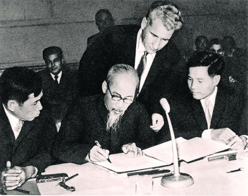 Chủ tịch Hồ Chí Minh ký tuyên bố chung tại Hội nghị 81 Đảng Cộng sản và Công nhân quốc tế họp ở Mátxcơva, tháng 11/1960. Ảnh: Tư liệu.