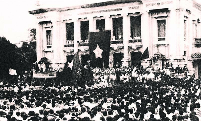 Mít-tinh tại Nhà hát Lớn Hà Nội ngày 19/8/1945. Ảnh: TTXVN.