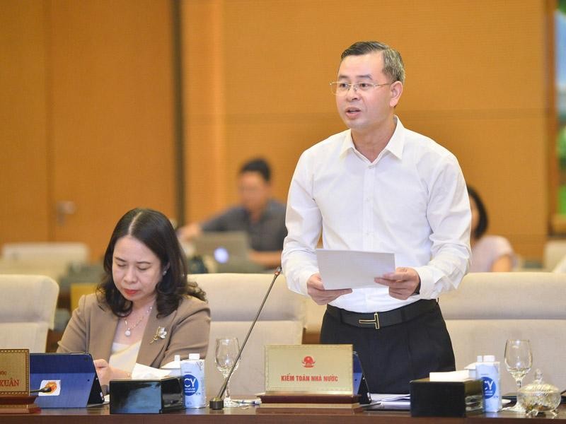 Phó Tổng kiểm toán nhà nước Ngô Văn Tuấn báo cáo tại phiên họp.
