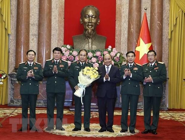 Chủ tịch nước Nguyễn Xuân Phúc và lãnh đạo Bộ Quốc phòng chúc mừng Thượng tướng Phùng Sĩ Tấn. (Ảnh: Thống Nhất/TTXVN).