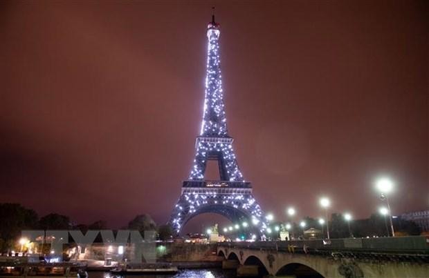 Thành phố Paris sẽ tắt đèn Tháp Eiffel sớm hơn 1 giờ so với bình thường; tắt đèn tại các tòa nhà công cộng vào lúc 22h, hạ nhiệt độ nước trong các bể bơi thành phố xuống 25 độ C so với 26 độ C hiện nay, giảm hệ thống sưởi ấm trong các tòa nhà công cộng xuống còn 18 độ C. (Ảnh: TTXVN phát).
