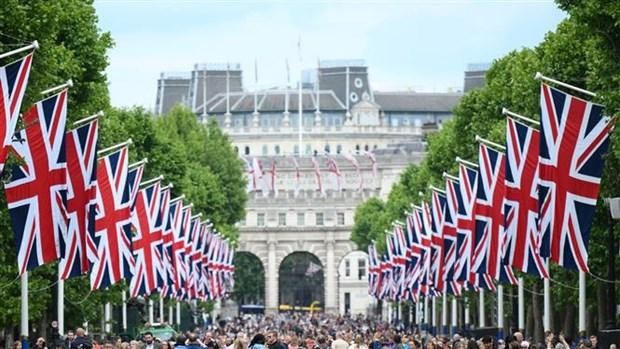 Quốc kỳ Anh được trang hoàng dọc đại lộ The Mall ở London (Anh) ngày 1/6/2022 để chào đón Đại lễ Bạch kim kỷ niệm 70 năm Nữ hoàng Elizabeth II lên ngôi. (Ảnh: AFP/TTXVN)