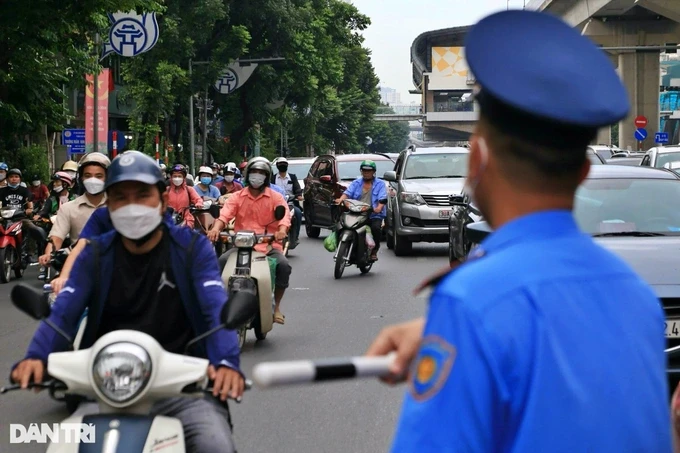 Chủ tịch UBND TP Hà Nội nghiêm cấm cán bộ, công chức, viên chức can thiệp, tác động vào quá trình xử lý hành vi vi phạm an toàn giao thông của lực lượng chức năng trên địa bàn (Ảnh minh họa: Nguyễn Trường).