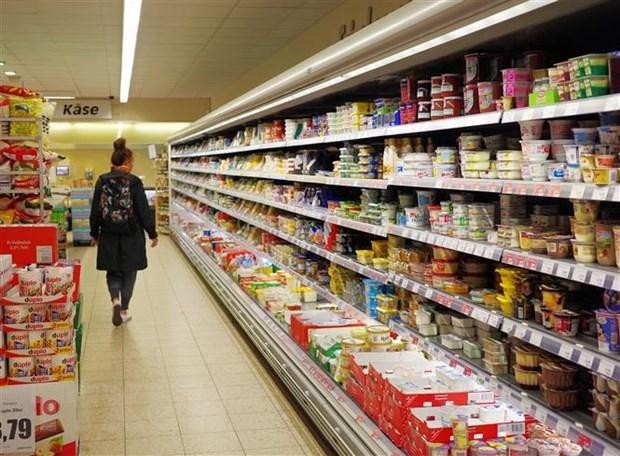 Người tiêu dùng lựa chọn mua hàng tại một siêu thị ở Berlin, Đức ngày 27/4/2022. (Ảnh: THX/TTXVN)