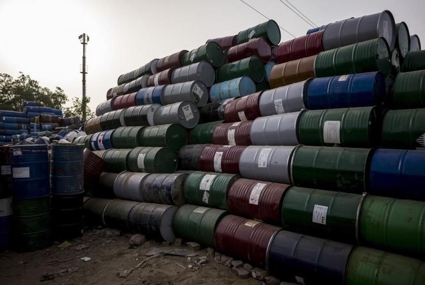 Các thùng dầu ở Faridabad, Ấn Độ. Ảnh: Bloomberg.
