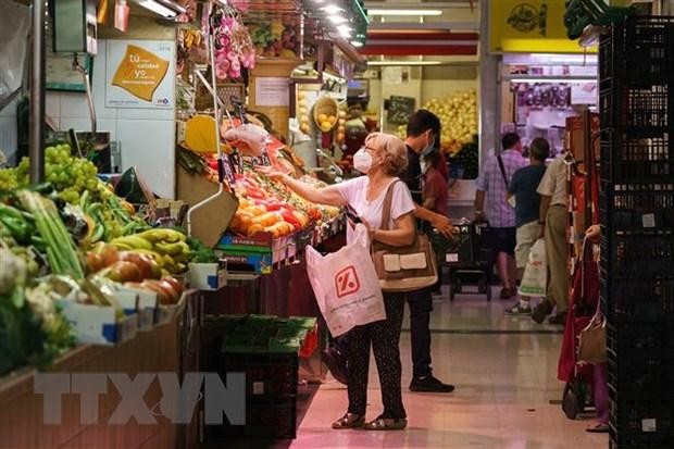 Người dân mua thực phẩm tại siêu thị ở Zaragoza, Tây Ban Nha. (Ảnh: AFP/TTXVN).