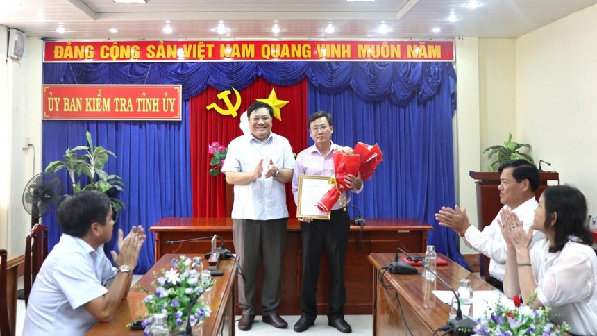 Ông Hồ Văn Chung nhận hoa chúc mừng từ ông Phạm Thành Ngoại, Phó Bí thư Tỉnh ủy Cà Mau,