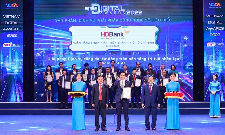 Ông Nguyễn Đức Dũng- Phó Giám đốc Trung tâm Chuyển đổi số HDBank (DTC)- đại diện HDBank - nhận Giải.