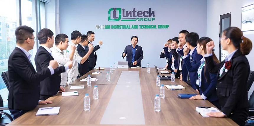 Hoàng Hữu Thắng, Chủ tịch Intech Group (giữa) cùng các cộng sự quyết tâm đưa Tập đoàn vươn xa, chinh phục các thị trường khó tính toàn cầu.