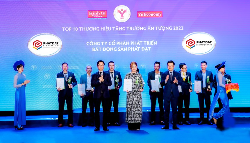 Đại diện Phát Đạt nhận giải thưởng Top 10 thương hiệu tăng trưởng ấn tượng 2022.