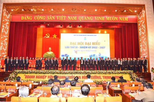 Ban chấp hành Hiệp hội Doanh nghiệp tỉnh Quảng Ninh nhiệm kỳ 2022-2027 ra mắt Đại hội.