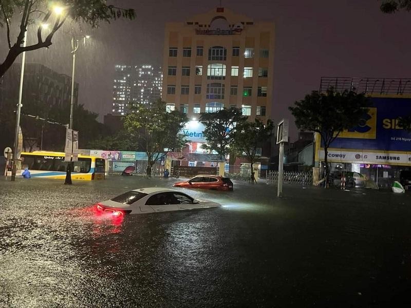 Nhiều phương tiện ô tô đang "bơi" trong biển nước lụt vào đêm 14/10/2022 tại Đà Nẵng. Ảnh: T.X.