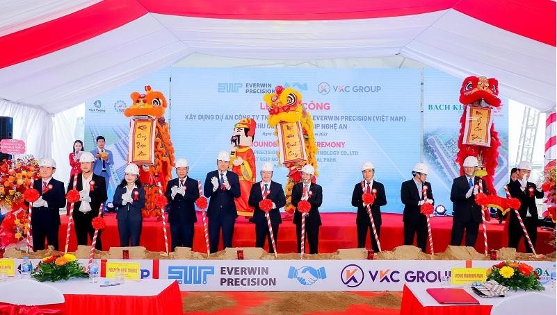 Lãnh đạo tỉnh Nghệ An, Tập đoàn Everwin, VSIP Nghệ An, huyện Hưng Nguyên thực hiện nghi thức khởi công dự án.