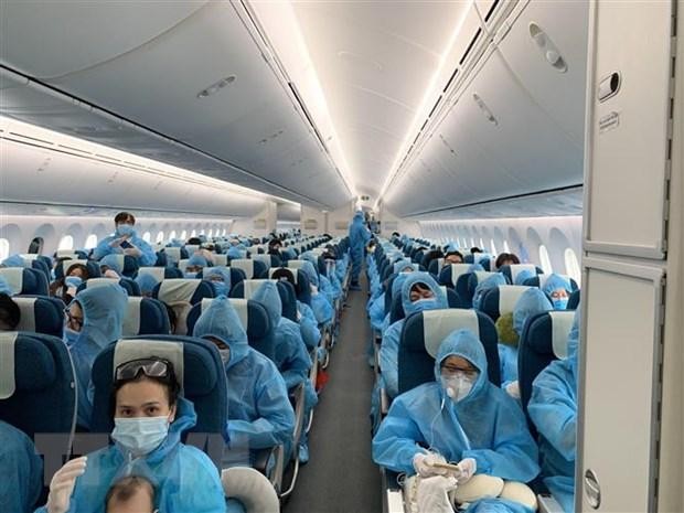 Công dân Việt Nam trên một chuyến bay giải cứu. (Ảnh: TTXVN phát)