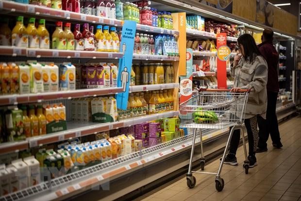 Người dân mua sắm tại một siêu thị ở Walthamstow, đông London, Anh. (Ảnh: AFP/TTXVN)