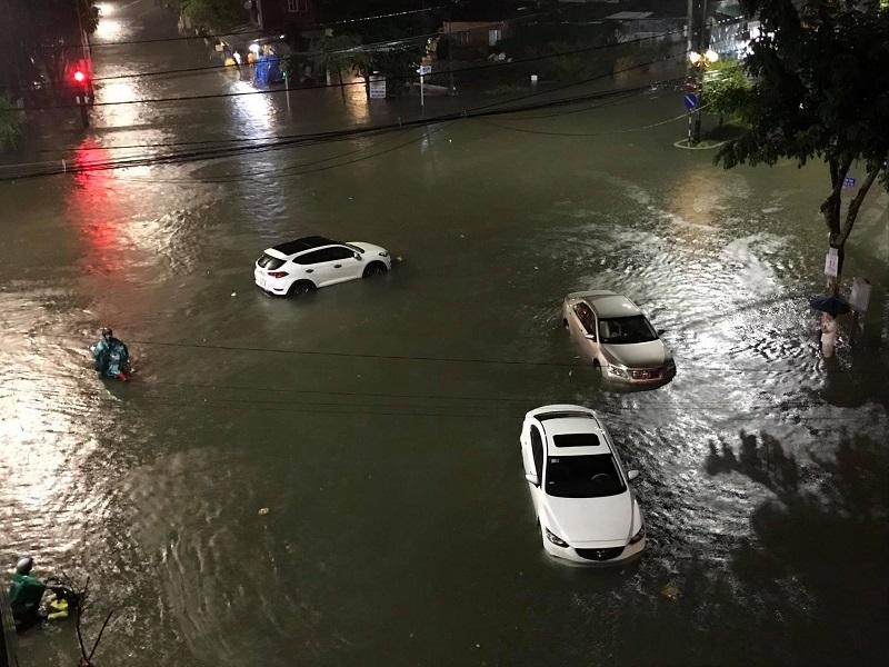Ngập nước ở TP. Quảng Ngãi, tỉnh Quảng Ngãi khiến hàng loạt phương tiện bị chết máy sau một trận mưa lớn. Ảnh: Thanh Chung.