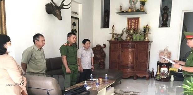 Cơ quan Cảnh sát điều tra Công an tỉnh thi hành Lệnh bắt bị can để tạm giam đối với Nguyễn Tấn Vinh. (Ảnh: TTXVN phát)