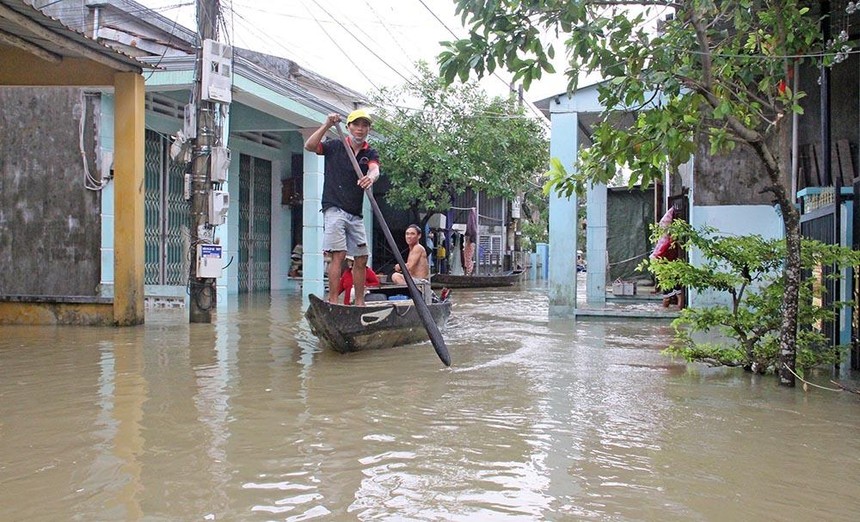 Người dân phường Phước Hòa, TP. Tam Kỳ (tỉnh Quảng Nam) phải dùng ghe di chuyển trên phố sau trận mưa lớn vào ngày 10/10/2022. Ảnh: Nhiệt Băng.