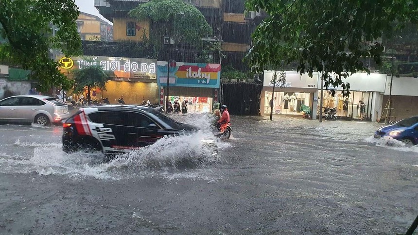 Hà Nội xuất hiện hơn 100 điểm ngập sau trận mưa ngày 13/6/2022. Ảnh: T.L
