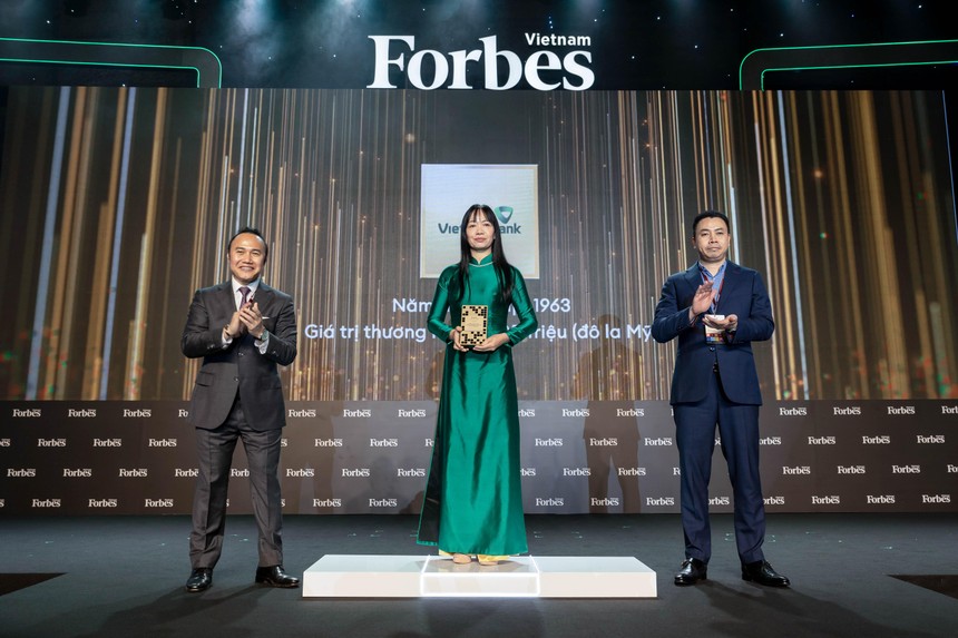 Đại diện Vietcombank, bà Phan Thị Thanh Tâm - Phó Trưởng Văn phòng đại diện tại khu vực phía Nam vinh dự nhận giải thưởng Top 25 Thương hiệu tài chính dẫn đầu năm 2021 do Forbes bình chọn.