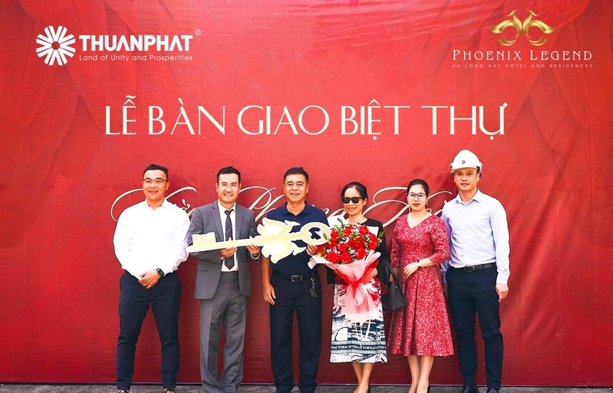 Đại diện Chủ đầu tư Thuận Phát trao chìa khóa, hoa và quà cho chủ sở hữu biệt thự.