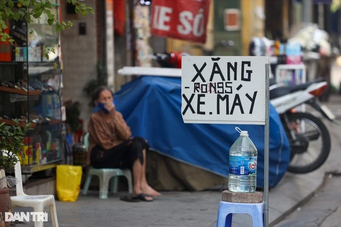 Hình ảnh một "cây xăng vỉa hè" ở Hà Nội (Ảnh: Thế Hưng).