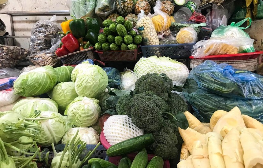 Các loại rau vụ Đông như bắp cải, súp lơ, su hào... 'thưa thớt' tại các gian hàng chợ truyền thống. (Ảnh: Việt Anh/Vietnam+).