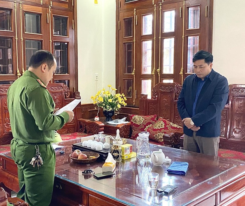 Tống đạt các Quyết định khởi tố vụ án, cấm đi khỏi nơi cư trú đối với ông Nguyễn Ích Chánh.
