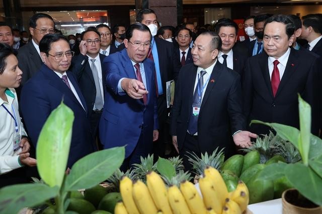Thủ tướng Chính phủ Phạm Minh Chính cùng Thủ tướng Vương quốc Campuchia Samdech Techo Hun Sen tham quan một số gian hàng giới thiệu về sản phẩm của doanh nghiệp Việt Nam đầu tư tại Campuchia. (Ảnh: Nhật Bắc).