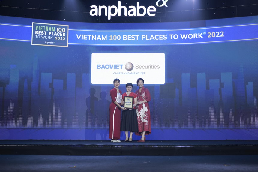 Bà Bùi Thị Mai Hiên – Giám đốc quản lý hoạt động nhận giải thưởng Top 100 Nơi làm việc tốt nhất Việt Nam 2022.