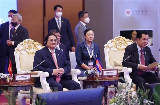 Thủ tướng Phạm Minh Chính và các nguyên thủ, người đứng đầu Chính phủ các nước ASEAN đối thoại với đại diện thanh niên ASEAN. (Ảnh: Dương Giang/TTXVN)