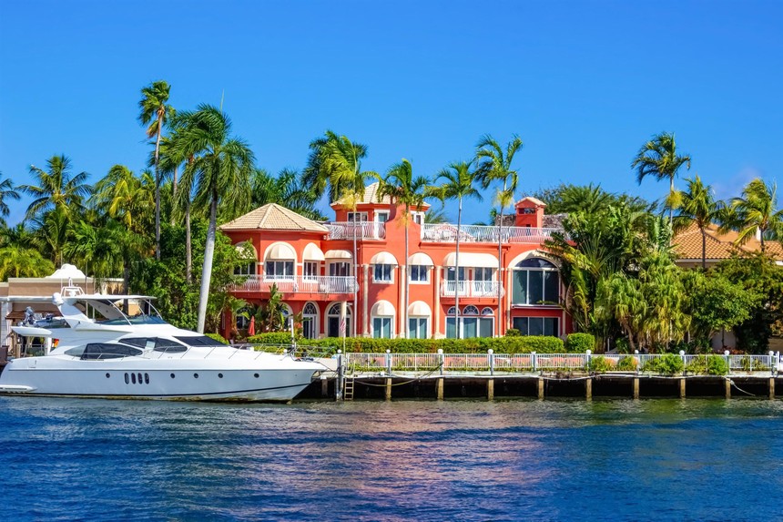 Những ngôi nhà ven sông luôn là sự lựa chọn ưu tiên của giới nhà giàu. (Ảnh: Shutterstock).