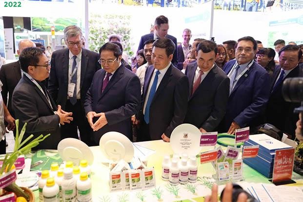 Thủ tướng Phạm Minh Chính thăm gian hàng của doanh nghiệp tại triển lãm kinh tế xanh 2022.