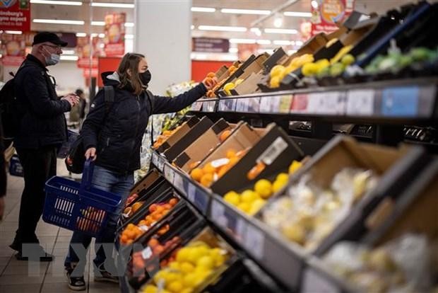 Khách hàng lựa chọn mua hoa quả tại siêu thị của Sainsbury ở Walthamstow, phía Đông London (Anh). (Ảnh: AFP/TTXVN)