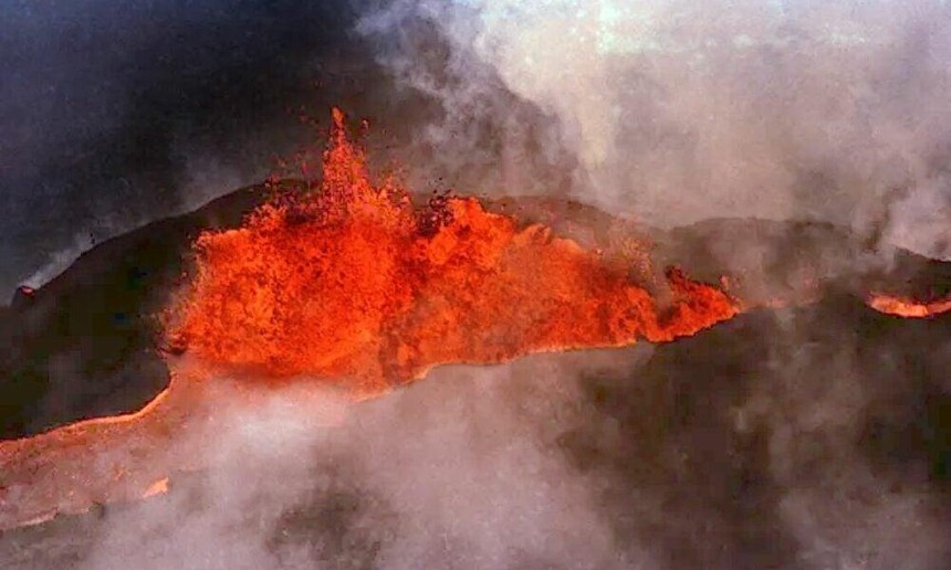 Ngọn núi lửa lớn nhất trên thế giới "tỉnh giấc", dung nham phun rực cháy cả một góc trời