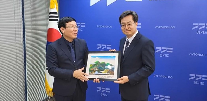 Chủ tịch UBND tỉnh Lê Duy Thành trao quà lưu niệm của tỉnh Vĩnh Phúc tới lãnh đạo chính quyền tỉnh Gyeonggi.