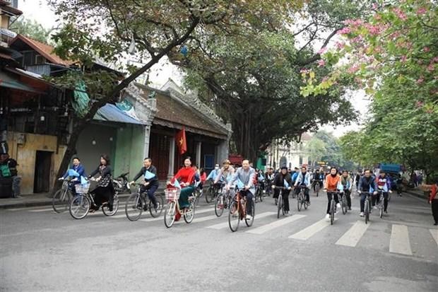 Các đại biểu và người dân Thủ đô đạp xe quanh hồ Hoàn Kiếm. (Ảnh: Nguyễn Cúc/TTXVN)