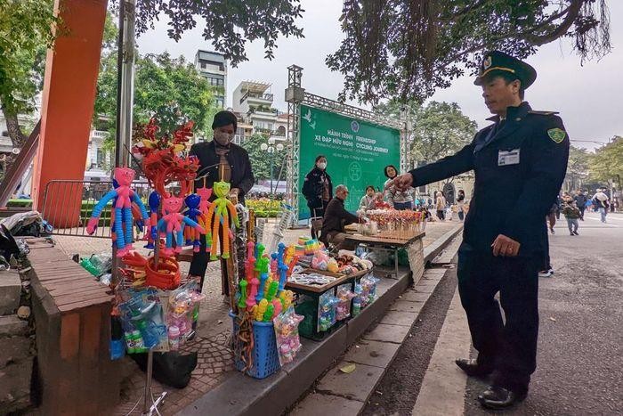 Ban quản lý Hồ Hoàn Kiếm và Phố cổ Hà Nội sẽ xử lý nghiêm trường hợp bán hàng rong trên phố đi bộ gây ảnh hưởng đến an ninh trật tự, mỹ quan đô thị.